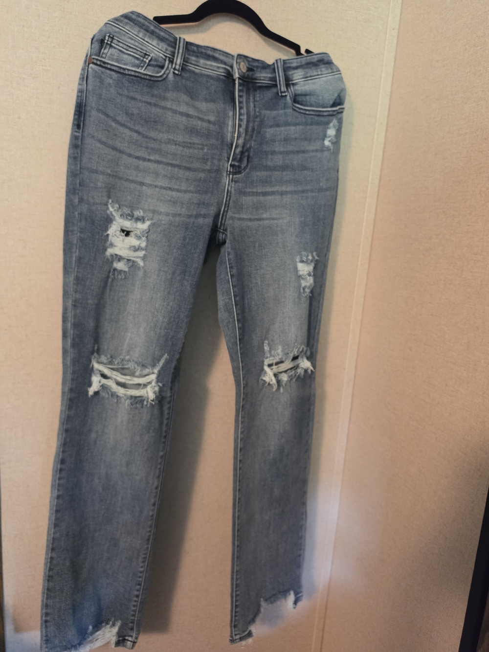 Judy Blue Light Wash Distressed Women’s Jeans